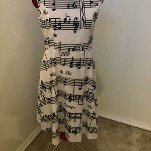Dress Rockabilly White and Black Sleeveless Music Notes